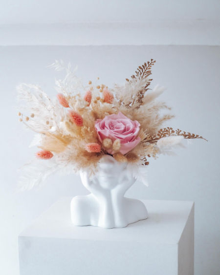 Głowka kobieca ceramiczna z bukietem wieczna róża (PREMIUM)