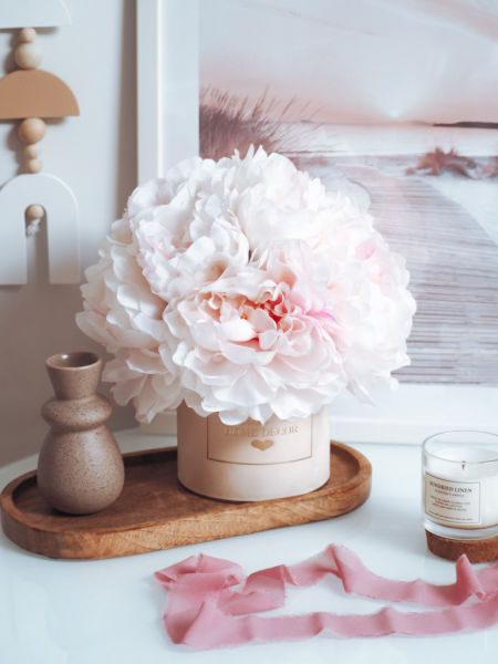 Flower Box peonie jedwabne śmietankowo-różowe kremowe pudełko (PREMIUM)