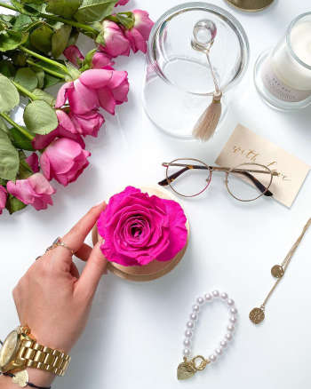 Wieczna róża w kopule Fuksja