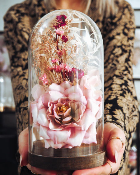 Szklana kopuła drewniana podstawa gardenia