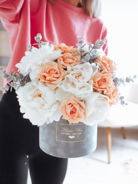 Flower Box  piwonie kremowe z brzoskwiniowymi różami (PREMIUM)