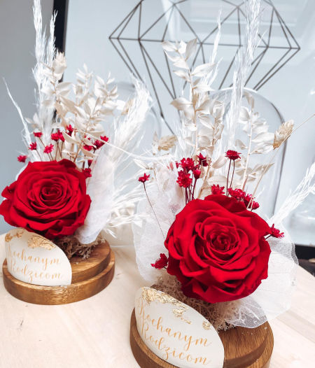 Szklana kopuła z wieczną różą czerwoną